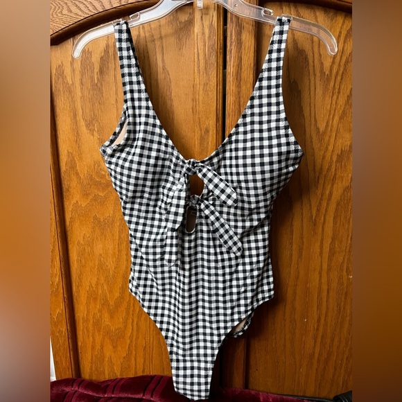 Old Navy size M Swimsuit - Picture 1 of 7